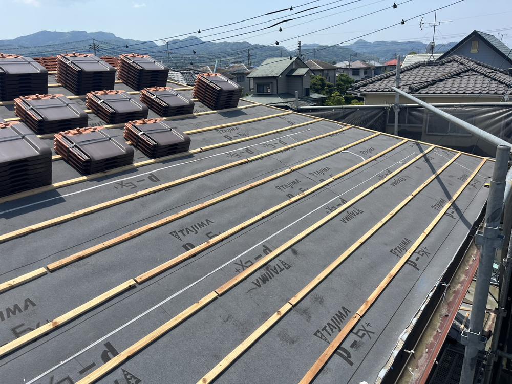 防水シートを張り桟木を打った屋根